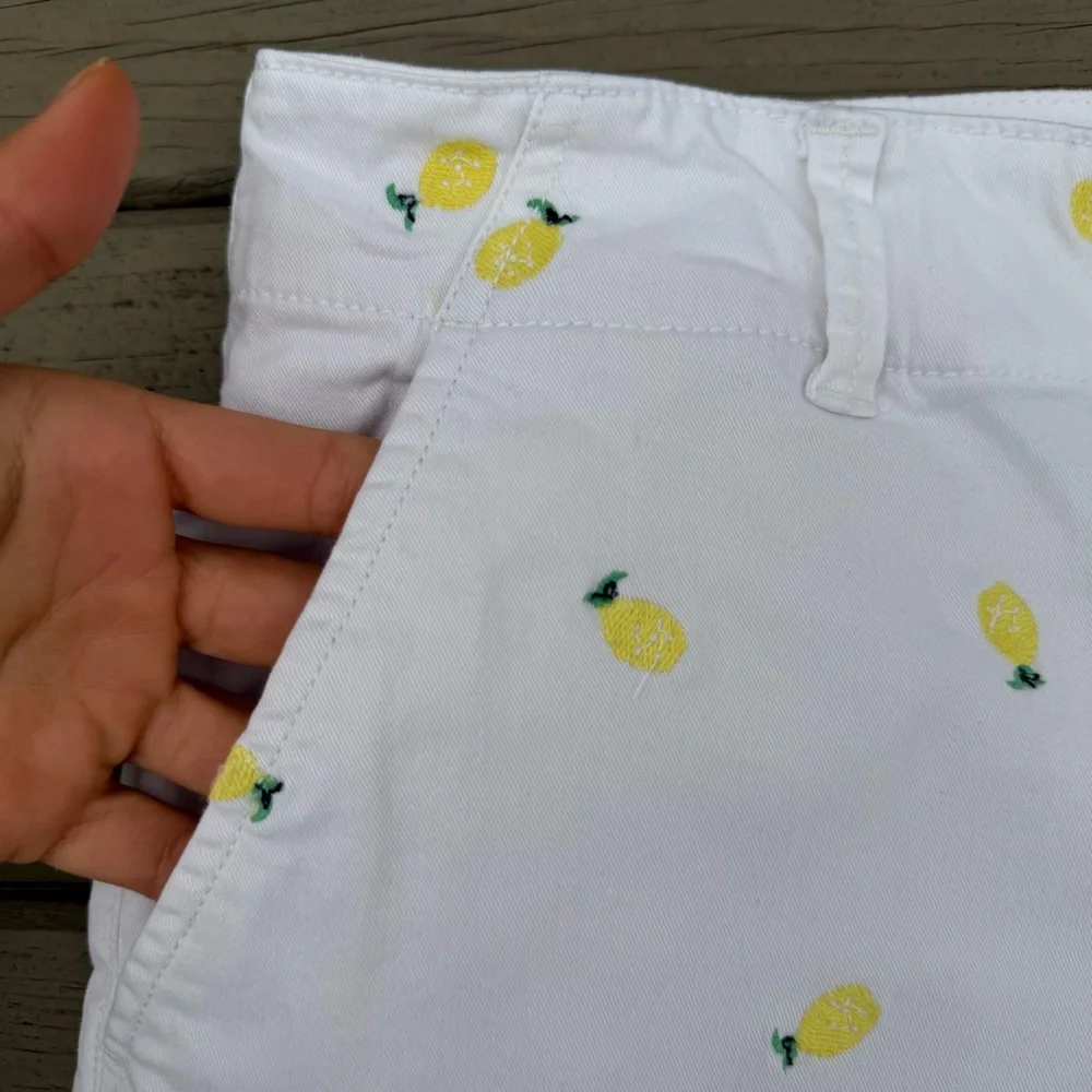 LOFT The Washed Twill Shorts in White Pineapple Print size 2 - Picture 4 of 12